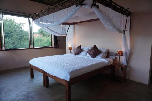Una cama o camas en una habitación de Kikonko Lodge