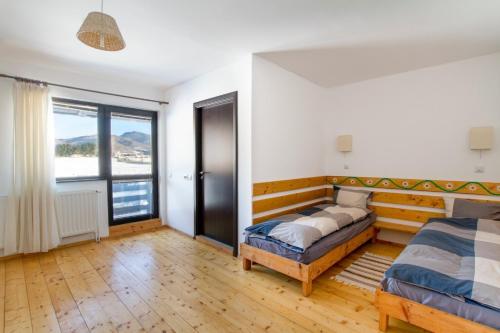 Ένα ή περισσότερα κρεβάτια σε δωμάτιο στο Casa Georgescu