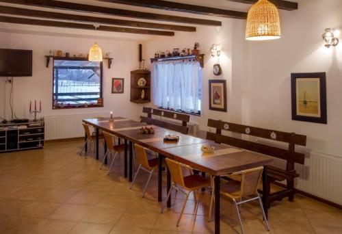 a dining room with a long table and chairs at Casa Georgescu in Râşnov