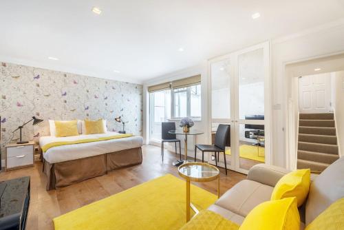 - une chambre avec un lit et un salon dans l'établissement Marylebone - Wyndham Street by Viridian Apartments, à Londres
