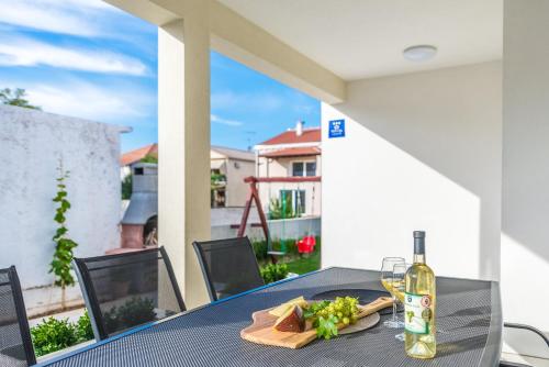 Nápoje v ubytovaní Holiday Home Bajlo apartment with three bedrooms