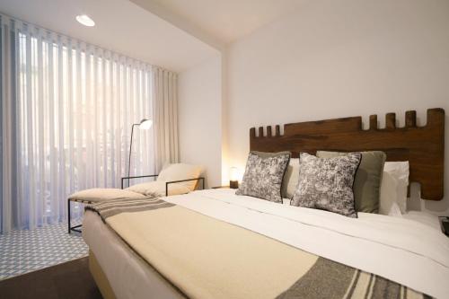 - une chambre avec un grand lit et une fenêtre dans l'établissement Stayin Apartments - Rua do Sol, à Porto