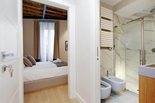 een badkamer met een bed, een bad en een wastafel bij Monti Panisperna suites in Rome