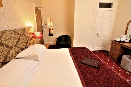 A bed or beds in a room at The Berkeley Guesthouse 