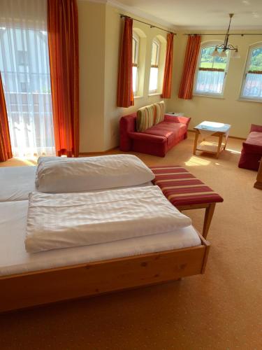 Hotel Sonnenblick tesisinde bir odada yatak veya yataklar