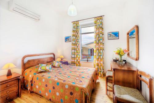 Postel nebo postele na pokoji v ubytování Alkisti City Hotel