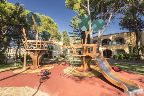 einen Spielplatz mit Rutsche in einem Park in der Unterkunft Meliá Zahara Resort & Villas in Zahara de los Atunes