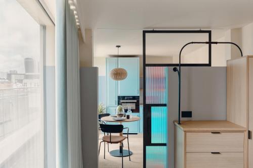 Una cocina o zona de cocina en Bermonds Locke, Tower Bridge
