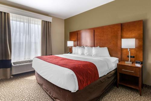 A bed or beds in a room at Comfort Suites Florence I-95