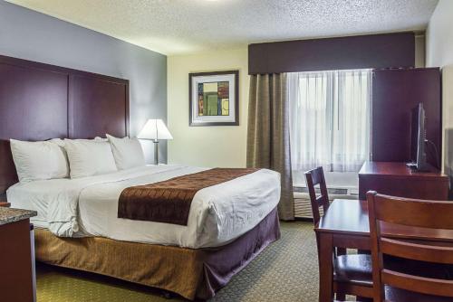 Tempat tidur dalam kamar di Quality Inn & Suites Clackamas - Portland