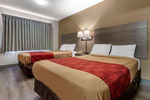 Кровать или кровати в номере Econo Lodge Dewitt I-90