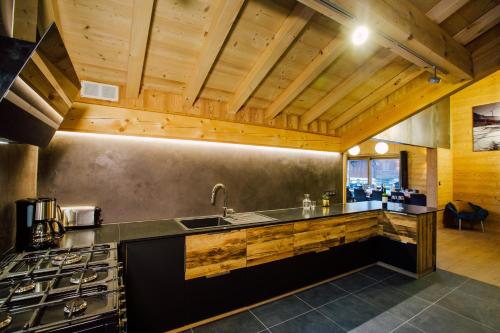 une cuisine avec un évier et une cuisinière dans l'établissement Chalet Melodie, à Morzine