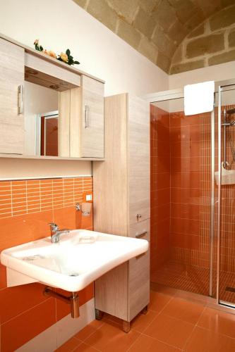 a bathroom with a sink and a shower at Fardella 250 in Trapani
