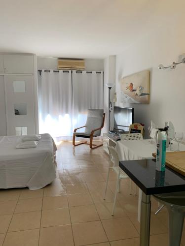 1 Schlafzimmer mit 2 Betten, einem Tisch und einem TV in der Unterkunft Luxury estudio Júpiter minerva in Benalmádena