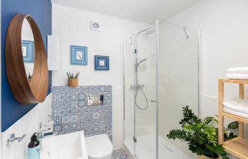 a bathroom with a shower and a toilet and a sink at Unikatowy Domek z Kontenera Morskiego in Krajno Zagórze Drugie