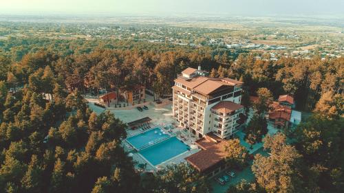 een luchtzicht op een gebouw met een zwembad bij Zuzumbo Resort & Spa in Telavi