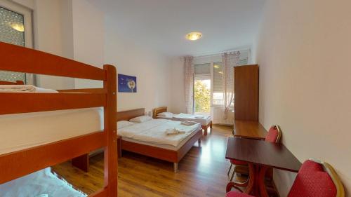 Cette chambre comprend deux lits superposés et un bureau. dans l'établissement Planinarski Centar Petehovac, à Delnice