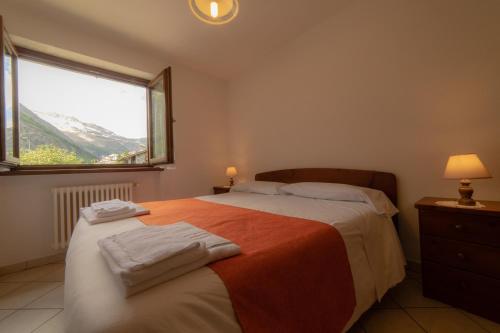 a bedroom with a bed with towels on it at Seconda stella a destra in Valgrisenche