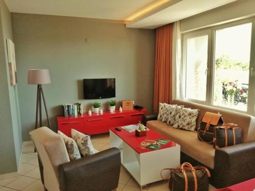 ein Wohnzimmer mit einem Sofa und einem Tisch in der Unterkunft Havana Apart Hotel in Alanya