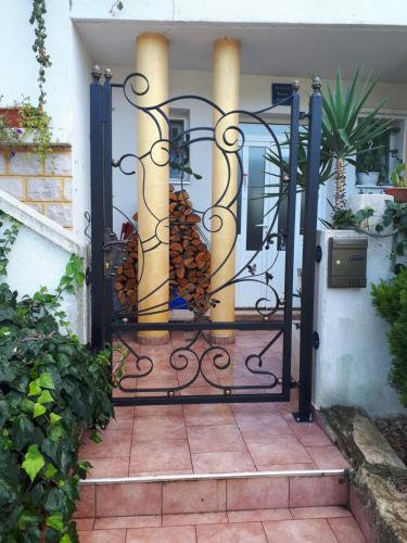 un portail en fer avec une bande d'aiguilles en pin dans l'établissement Apartman studio, à Vela Luka