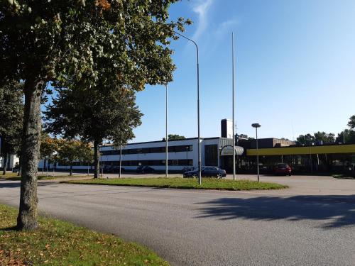 um parque de estacionamento em frente a um edifício em Halmstad Hotel Apartments em Halmstad