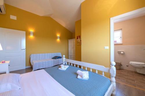 Ένα ή περισσότερα κρεβάτια σε δωμάτιο στο Spacious holiday house - pool / jacuzzi / sauna / playground / 8+2