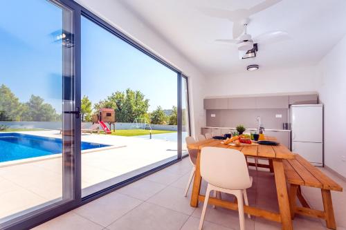VILLA ALMIC with heated pool, 5 bedrooms, Gaming room, a multi-use playground court