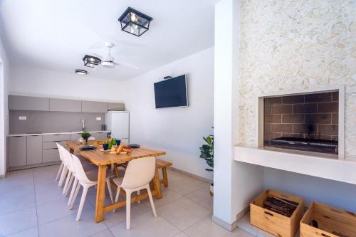 VILLA ALMIC with heated pool, 5 bedrooms, Gaming room, a multi-use playground court