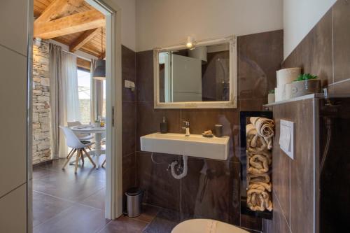 un baño con lavabo y espejo en Cozy villa Pietra with private pool and whirpool, en Šišan