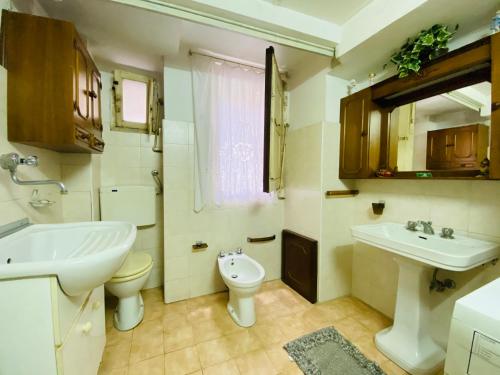 Koupelna v ubytování Zu Pippo's House