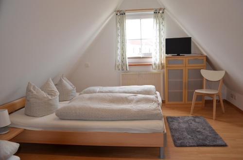 een slaapkamer met een bed en een raam bij Alte Scheune Koserow App. 1 in Ostseebad Koserow