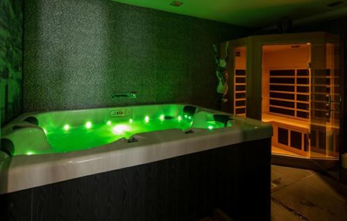 - une baignoire verte dans une chambre dotée d'un mur vert dans l'établissement Refuge Le Marcheuson, à Les Crosets