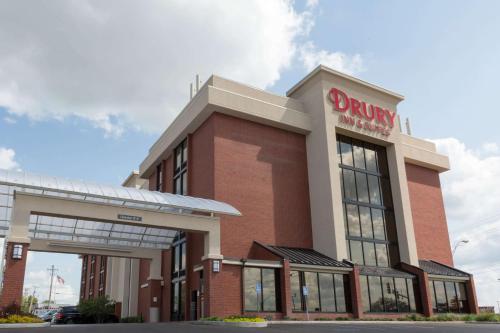 Ein Dunkin Donuts mit einem Schild drauf. in der Unterkunft Drury Inn & Suites Columbia Stadium Boulevard in Columbia