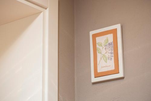 a picture of a flower hanging on a wall at Agriturismo Torre del Marino in Brisighella