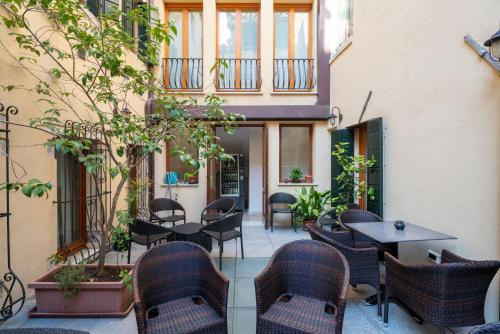 an outdoor seating area of a restaurant with tables and chairs at Hotel Antigo Trovatore in Venice