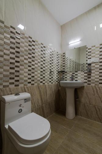 a bathroom with a toilet and a sink at Sal Riviera in Cavelossim