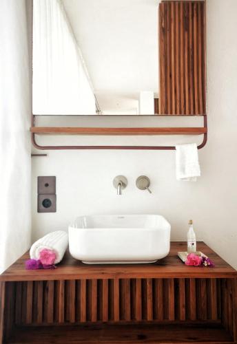 a bathroom with a sink and a mirror at Duna Sonambula in Praia do Tofo