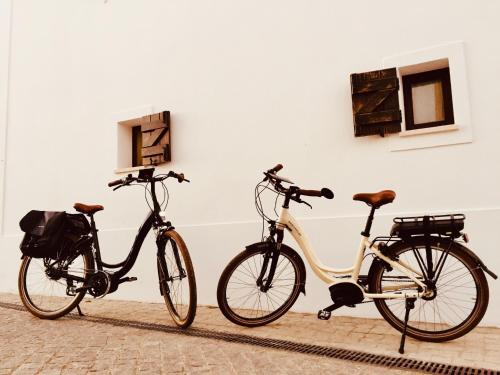 two bikes are parked next to a wall at Ecoland Casa de Campo in Mértola
