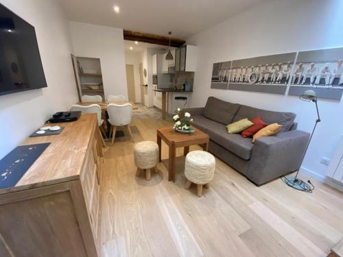 un salon avec un canapé et une table dans l'établissement Centre Ville Location, à La Rochelle