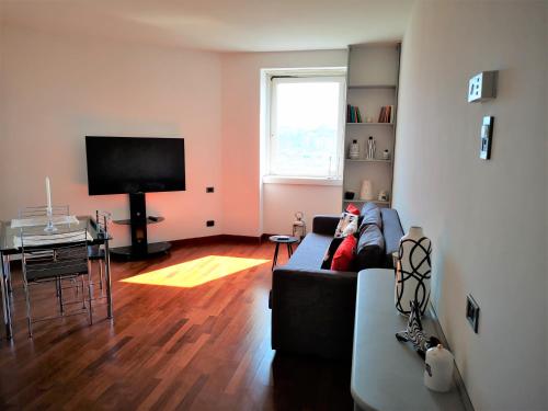 Una sala de estar con un perro acostado en un sofá. en Suite Lambruschini central with top city view - Free covered parking, en Génova