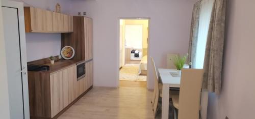 uma cozinha com um balcão e uma mesa em Апартамент Заря em Haskovo