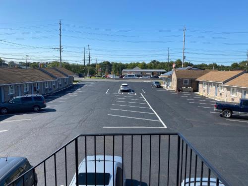 um parque de estacionamento vazio com carros estacionados nele em Bel Air Motor Lodge em Maple Shade