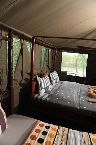 Katil atau katil-katil dalam bilik di Mara Duma Bush Camp