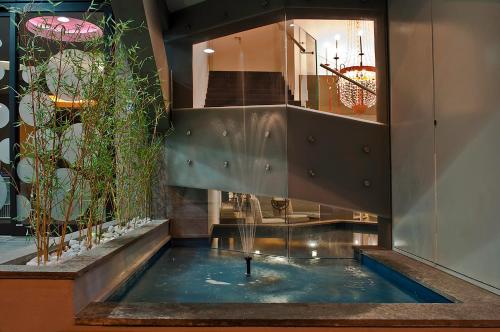 una piscina de agua en medio de un edificio en Hotel Caravel en Roma