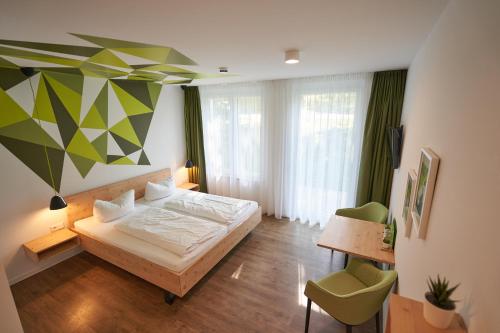 1 dormitorio con 1 cama y una gran pintura en la pared en Busses Guesthouse, en Freiburg im Breisgau