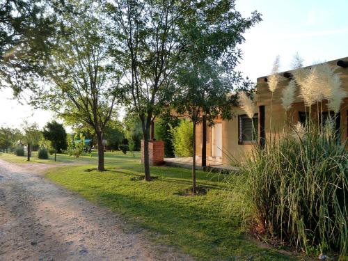 uma casa ao lado de uma estrada de terra em Yerba Buena casas de campo - Nono em Nono