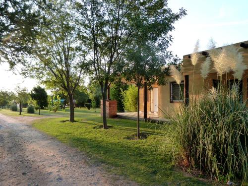una casa al lado de un camino de tierra en Yerba Buena casas de campo - Nono, en Nono