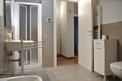 bagno con lavandino e servizi igienici di Alloggio Cantalupo a Formigine
