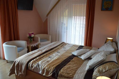 a bedroom with a large bed and a window at amel orawa in Podwilk