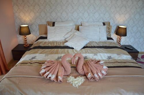 two towels on a bed with two flamingos on it at amel orawa in Podwilk